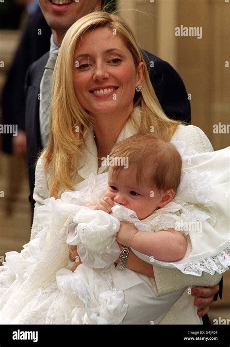 La princesse de la Couronne Pavlos de Grèce arrive avec son fils de six