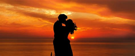 Download Sunset Couple Kiss Wallpaper