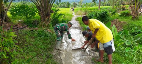 Babinsa Bahorok Dan Warga Kompak Gotong Royong Perbaiki Jalan Wahana