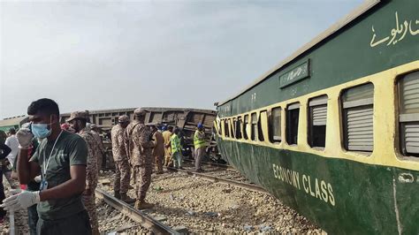 Zugunlück in Pakistan Mehr als 30 Tote nach Zugentgleisung in Pakistan