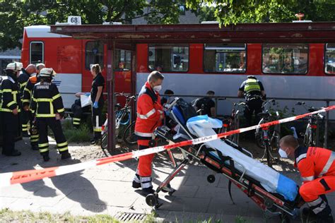 Tödlicher Unfall Am Akn Bahnhof Burgwedel In Hamburg Mann Wird Vom Zug