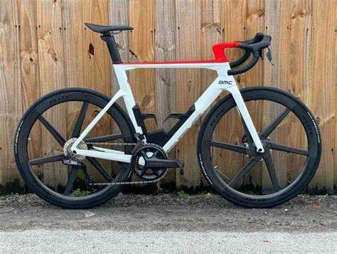 An aero disc brake BMC road bike with Velo Six wheels - Elitewheels