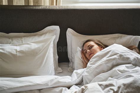 Jolie Jeune Femme Tranquille Moderne Qui Dort Paisiblement Photo Stock