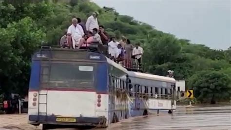 Video India Inundaciones Dejan Al Menos Personas Muertas O