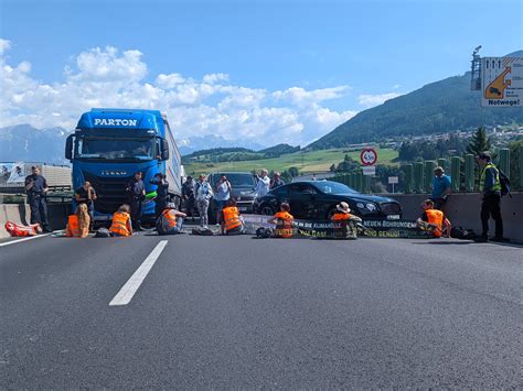 Letzte Generation Blockiert Europabr Cke Auf Tiroler Brennerautobahn