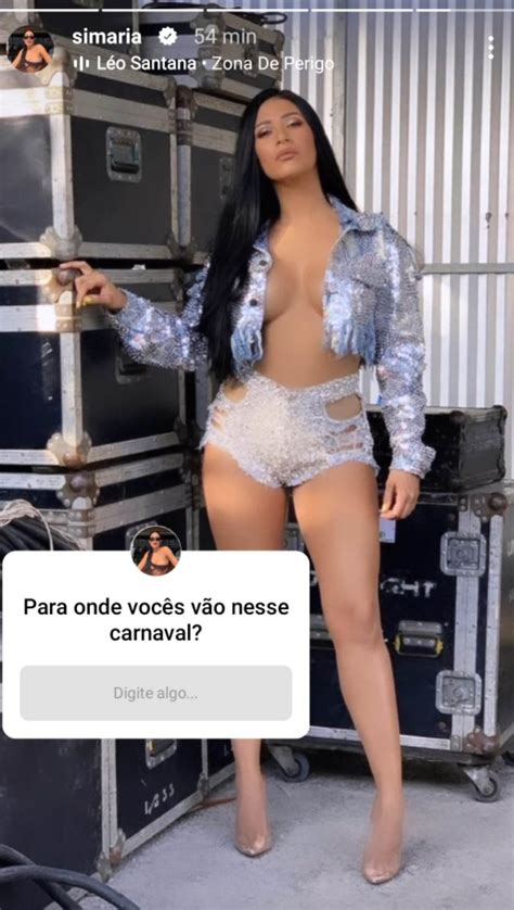 Sem sutiã Simaria quase mostra demais em look jaqueta aberta