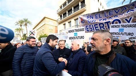 El líder del PSOE en Murcia advierte a Moncloa y ataca a García Page