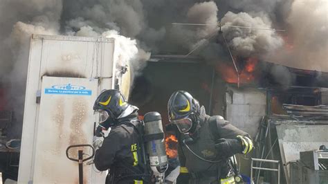 Rogo A Corcolle Fiamme Vicino Alle Case