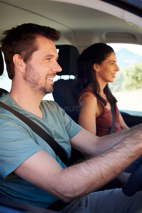 Mediados De Pares Blancos Adultos Sonrientes Que Conducen En Su Coche