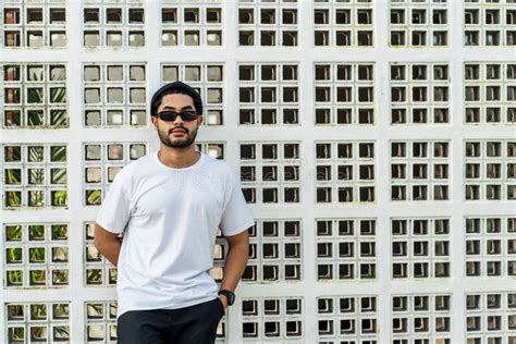 Un Joven Apuesto Barbudo Haciendo Una Pose Con Su Camisa Blanca Foto De