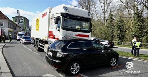 Zusammensto Zwischen Pkw Und Lkw Fordert Verletzte Person