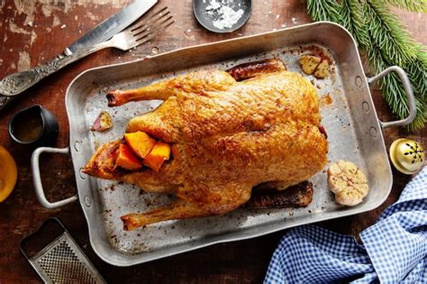 Pato Asado Al Horno Con Verduras En Sart N Sobre Fondo De Madera Vieja