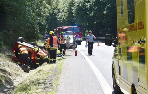 U dopravní nehody zasahovali hasiči na silnici č 20 u Krásného