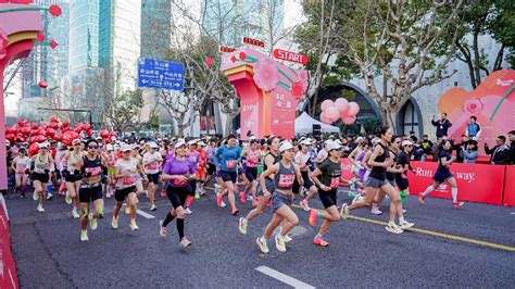 2024上海女子半马鸣枪开跑！王蕾逆转夺冠！跑步new Balance上海新浪新闻