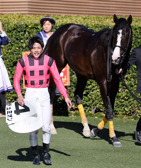 水沼元輝騎手の障害初勝利に粋な計らい 即席記念ボードであらためて記念撮影／中山4r｜極ウマ・プレミアム