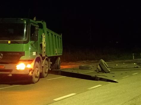 Poginula dvojica mladića u Passat u nakon što su udarila u kamion koji