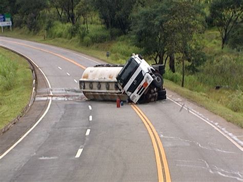 G1 Carreta De Combustíveis Tomba E Trânsito Fica Interditado Na Mg