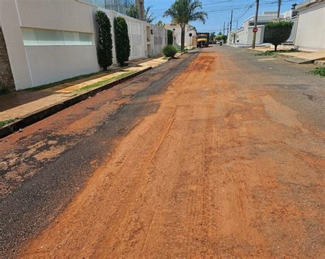 Moradores reclamam de sujeira deixada após obras em ruas do bairro