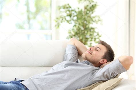 Fotos De Hombre Relajado Descansando En Un Sof En Casa Imagen De