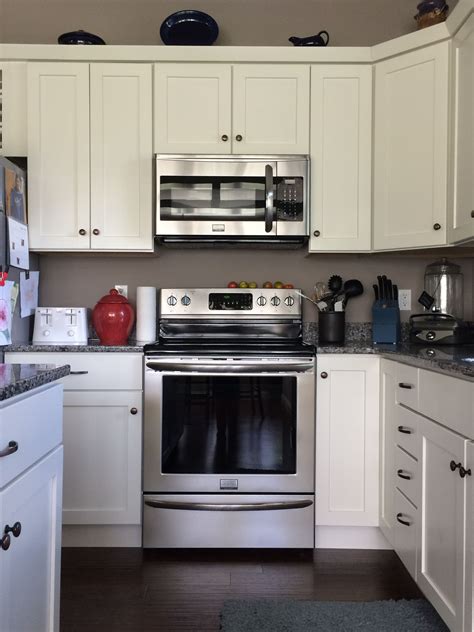 White Cabinets Modern Appliances Pops Of Color Beautiful Kitchen