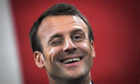 Blague Du Jour Emmanuel Macron Croise Un Ami D Enfance Dans Le Besoin