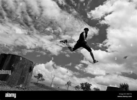 Un Colombiano Parkour Runner Realiza Un Salto De Altura Durante Una