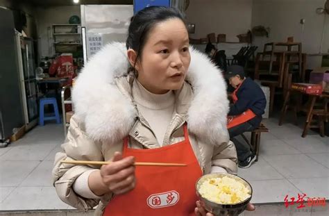 蛋炒饭里吃出老鼠屎？老板为自证清白当场吃下澎湃号·媒体澎湃新闻 The Paper