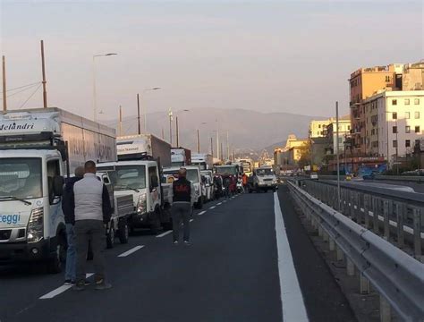 Superbonus In Diretta La Protesta Degli Edili Genova Paralizzata Da