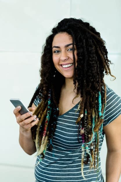 Retrato De Mujer Sonriendo Mientras Escribe Un Mensaje De Texto Foto