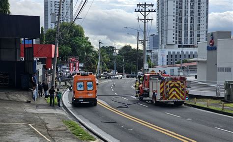 Conductor de camioneta se estrella contra poste eléctrico Critica