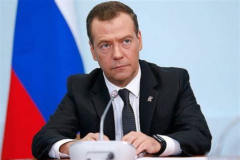 Медведев предложил запретить ввоз американских товаров в Россию. Прощай ...