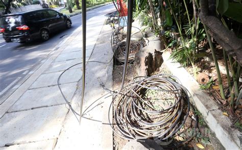 Kabel Kabel Semeraut Terbengkalai Di Trotoar Foto