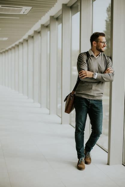 Joven Empresario Moderno De Pie En El Pasillo De La Oficina Foto Premium