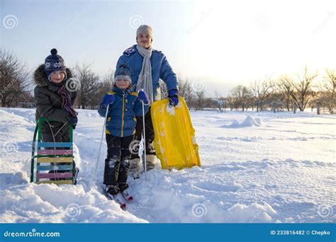 Trois Gar Ons Heureux En Tra Neau Et Skis En For T D Hiver En Plein Air