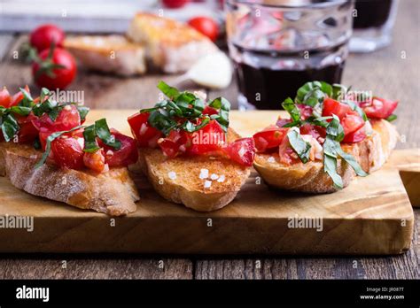 Tomaten Und Basilikum Bruschetta Mit Ger Steten Knoblauch Brot