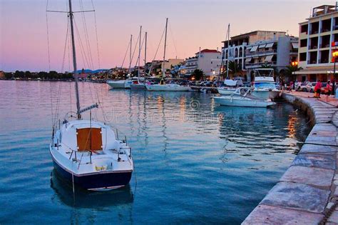 Pequeñas Embarcaciones En El Puerto De Zakynthos Al Atardecer Grecia