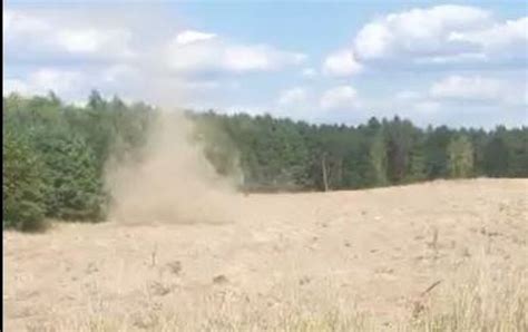 Stare Kurowo Minitornado W Polsce Na Polu Zbo A Niezwyk E Zjawisko