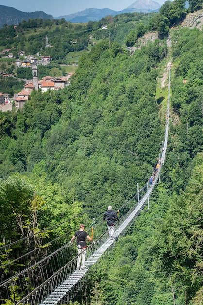 Dossena It Lia Caminhada Na Ponte Tibetana Mais Longa Da Europa