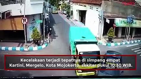 Heboh Video Mobil Patwal Polisi Ringsek Ditabrak Truk Video Dailymotion