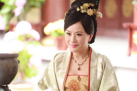 Biểu tượng sex Hong Kong Người cô độc về già kẻ biến dạng vì dao kéo