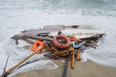 La Strage Di Crotone Il Mare Restituisce Altri Profughi Senza Nome