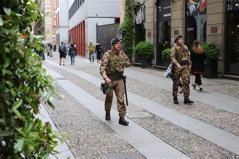 Milano Operazione Strade Sicure I Militari Debuttano A Brera 1 Di