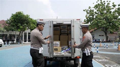 Satlantas Polres Gresik Kirim Bantuan Untuk Korban Erupsi Gunung Semeru