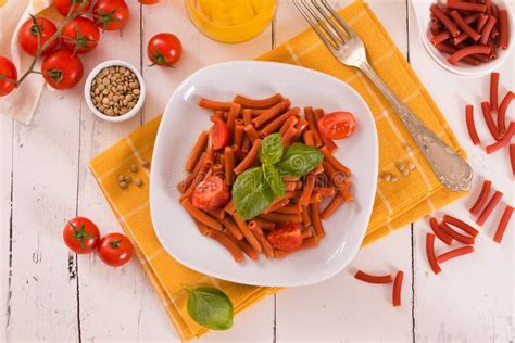 Pasta De Lentejas Con Tomates De Cerezo Y Albahaca Foto De Archivo