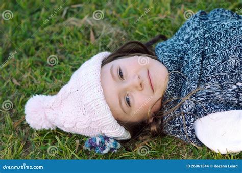 Fille Dautomne Se Situant Dans Lherbe Photo Stock Image Du Enfance