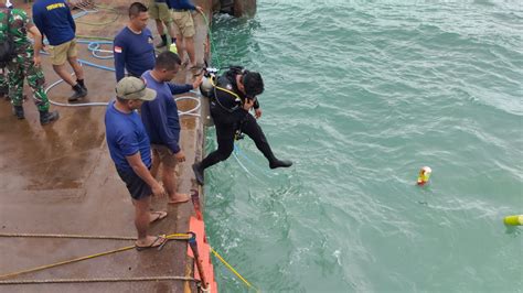 Proses Evakuasi Bangkai Truk Di Pelabuhan Merak Kembali Dilanjutkan