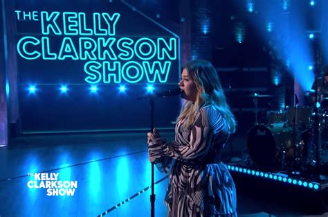 Kelly Clarkson Covers Soul Asylums Runaway Train Watch Billboard