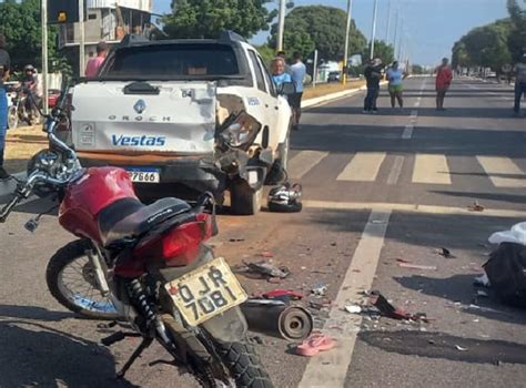 Motociclista e passageira morrem após colisão carro parado em faixa