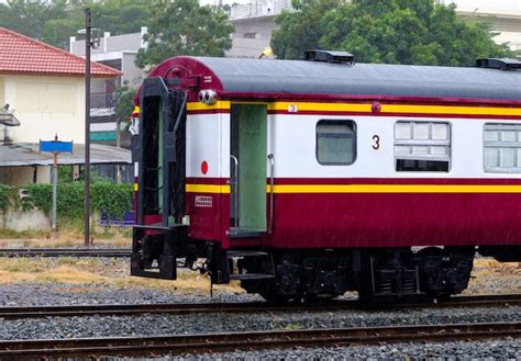 La parte trasera del vagón bogie de tercera clase del tren ordinario en