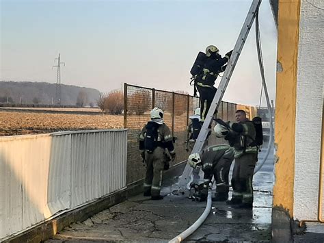 Foto Po Ar Na Kri Eva Koj Cesti Gori U Poznatoj Autoku I Klikni Hr